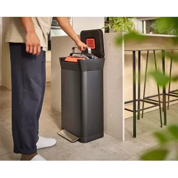 Joseph Joseph Titan 30L crni kompaktor za smeće