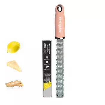 Microplane Premium Classic ribež Malve (Mauve) – fini ribež, nehrđajuća oštrica, ergonomska ručka, perivo u perilici posuđa, uključujući zaštitnu futrolu