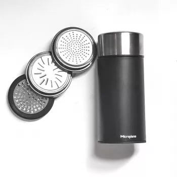 Microplane Universal Mill - crni/prozirni, rotirajući ribež za tvrdi sir, čokoladu, orašaste plodove, začine