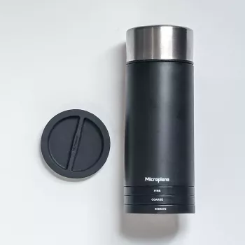 Microplane Universal Mill - crni/prozirni, rotirajući ribež za tvrdi sir, čokoladu, orašaste plodove, začine