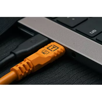 Tether Tools TetherPro Optima 10G USB-C na USB-C kutni kabel, 1,8 m, narančasti (CUC06RTG2-ORG)