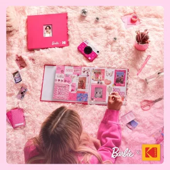 Kodak x Barbie 8x8 inch album za fotografije s platnenim uvezom i prozorčićem za sliku, ružičasti (RODB2X3SBPK)