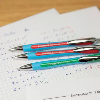Schneider Slider Rave kuglasta olovka, pakiranje od 3 kom., različita plava tinta, Medium 1,0 mm, Viscoglide tehnologija, ergonomska gumena drška, metalna kopča, punjiva 132597