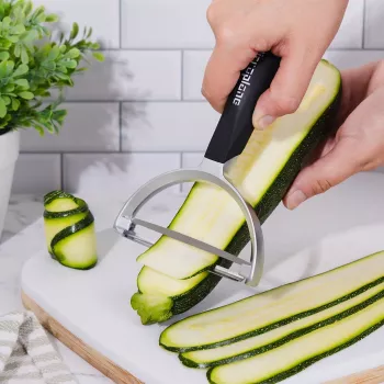 Microplane Peeler XL nož za guljenje s kirurškim nehrđajućim čelikom, ergonomskom Soft-Touch ručkom, integriranim vadičem očiju krumpira, crni